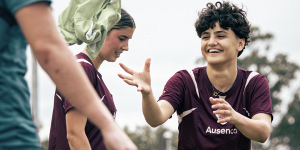 开云-拒绝回国！伊朗女足2名逃离队员露面：露大腿脱头巾训练 笑容满面