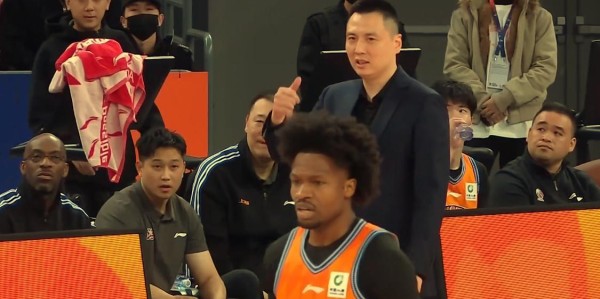 开云官网-弗格18分一打广东就来劲！命中三分后和杨鸣击掌庆祝,上海领先4分