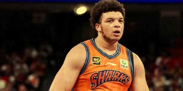 开云官网-弗格18分一打广东就来劲！命中三分后和杨鸣击掌庆祝,上海领先4分