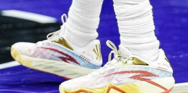 感觉如何？欧文今天训练中上脚即将推出的第三代签名鞋The KAI 3