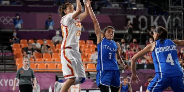 开云官网-27日回顾：吹响反击号角勇夺三金 三人女篮进四强