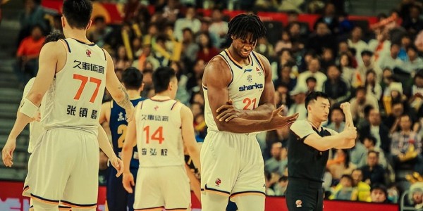 开云官网-弗格18分一打广东就来劲！命中三分后和杨鸣击掌庆祝,上海领先4分