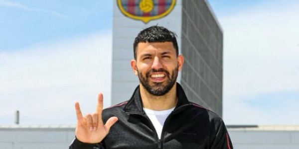 开云-官方：阿圭罗加盟巴萨 签约两年