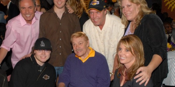 开云体育-ESPN：巴斯兄弟姐妹聚会时 只要不提湖人气氛就能很融洽