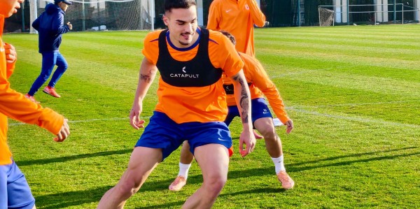 开云体育-阿尔瓦罗带着彭啸踢铁人四叉戟冲击 李金羽不会飘 泰山队拒绝爆冷