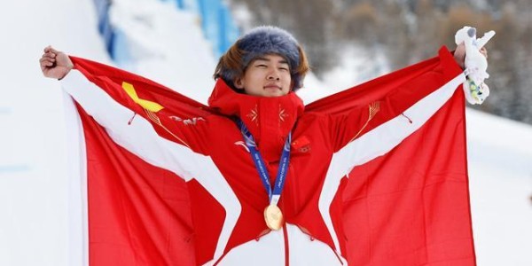 开云体育-新华社评苏翊鸣首金：它是鼓舞队伍士气和点燃公众激情的起点