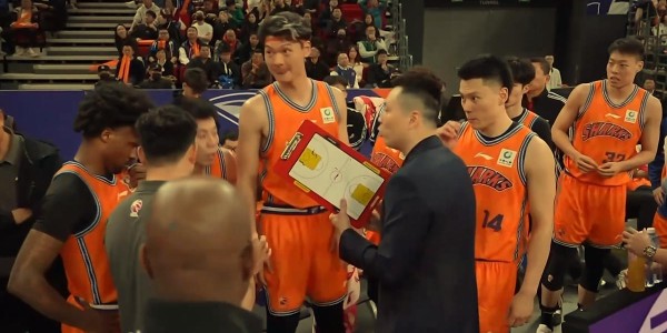 开云官网-弗格18分一打广东就来劲！命中三分后和杨鸣击掌庆祝,上海领先4分