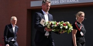 官方：利物浦CEO在安菲尔德向若塔兄弟献上鲜花致以敬意